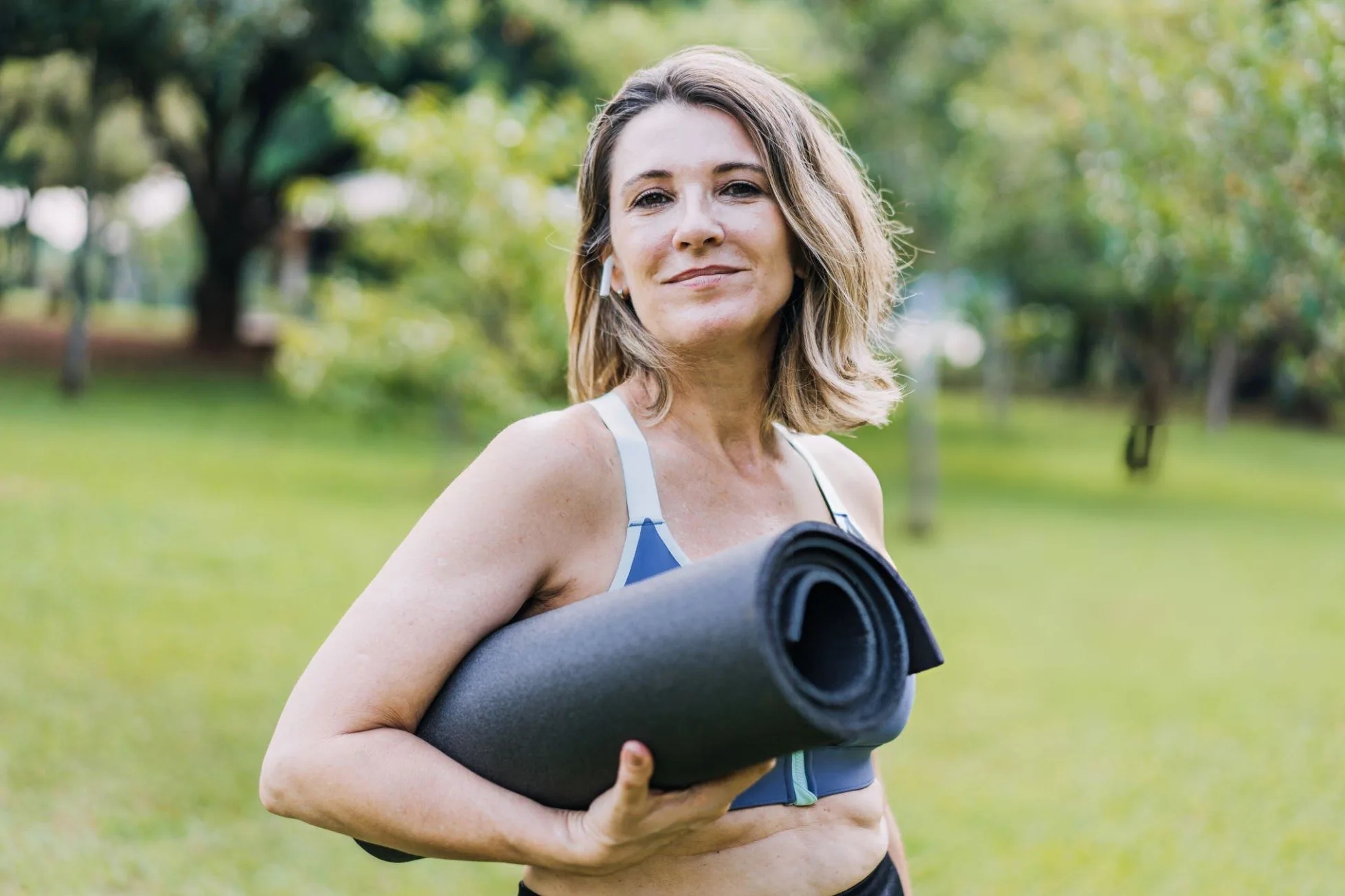 Mature woman going to practice physical exercise looking at camera